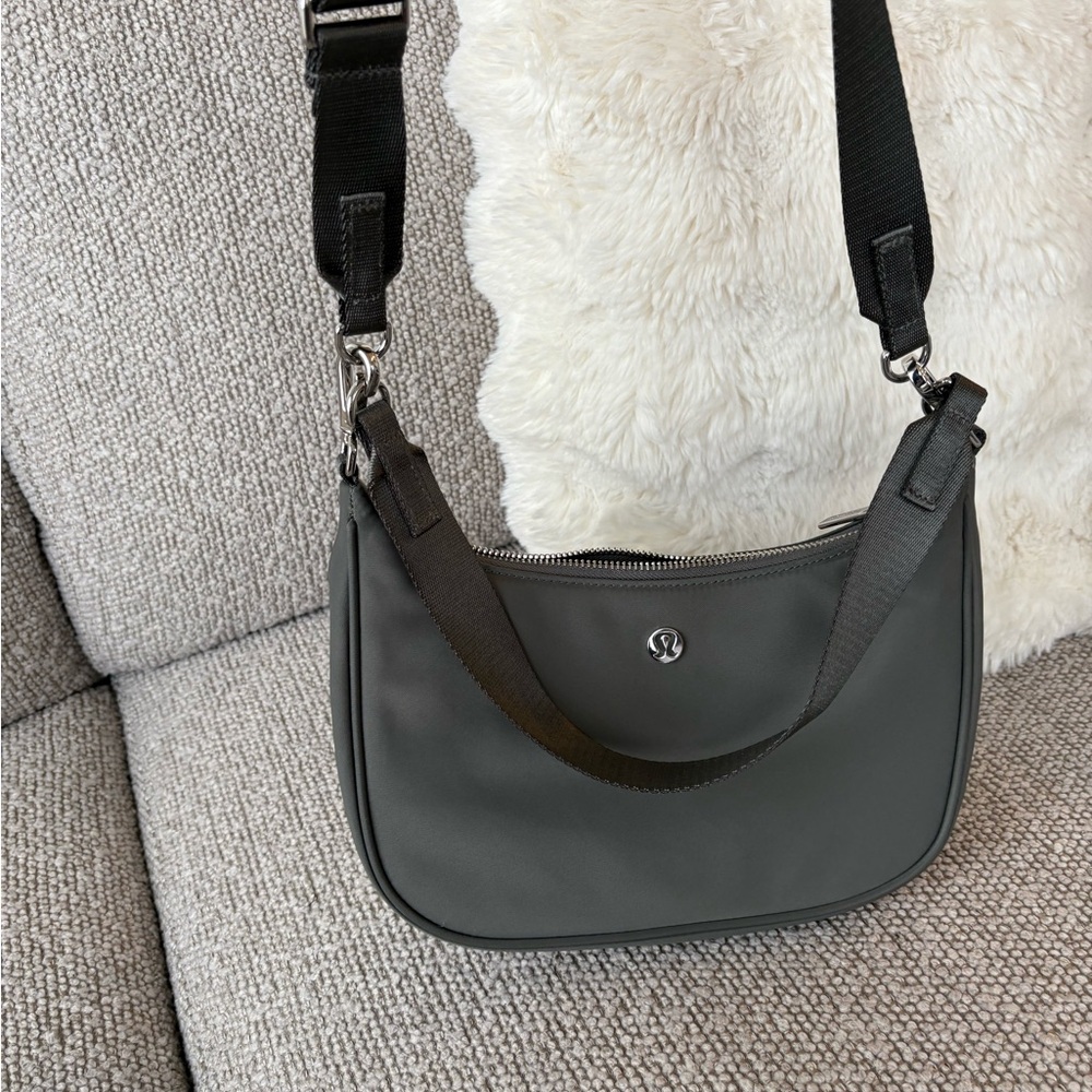 Lululemon Athletica City Essentials small shoulder bag 3L